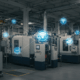 Chão de fábrica com máquinas conectadas por sensores IoT luminosos e fluxos de dados para manufatura inteligente e automação.